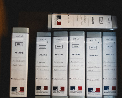 Classeurs d'enquêtes dans un commissariat