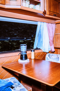 Intérieur d'une caravane abandonnée
