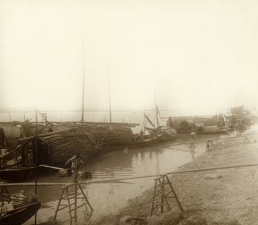 Junks being unloaded in Hangchow (China)