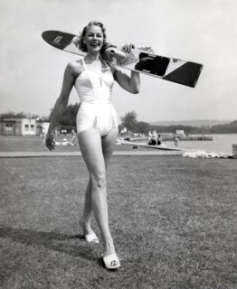 Le mannequin Patti Morgan portant un ski nautique