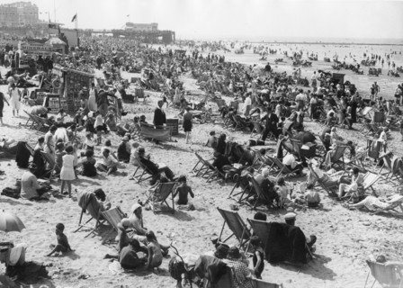 La plage bondée à Margate, Kent