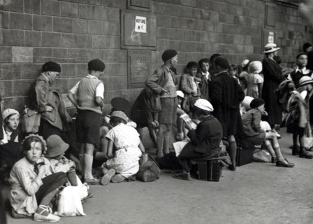 Young Parisians leaving for the Cantal département (1935)