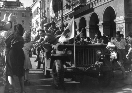 Scène de liesse populaire lors de la Libération de Paris (août 1944)
