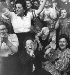 Scène de liesse populaire lors de la Libération de Paris (août 1944)