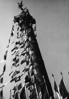 La colonne de la Bastille, à Paris, décorée de drapeaux lors de la libération de Paris (août 1944)