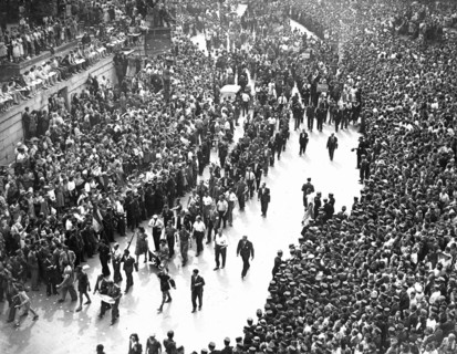 Défilé de soutien populaire à de Gaulle, lors de l'insurrection du peuple de Paris (août 1944)
