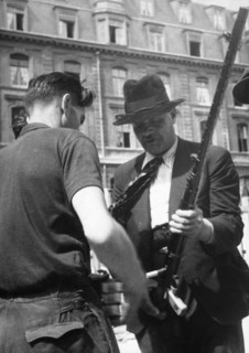 Combattants des F.F.I. lors de l'insurrection du peuple de Paris (août 1944)