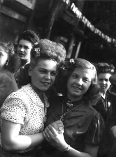 Scène de liesse populaire à la libération de Paris (août 1944)