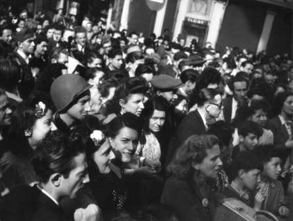 Scène de liesse populaire à la libération de Paris (août 1944)
