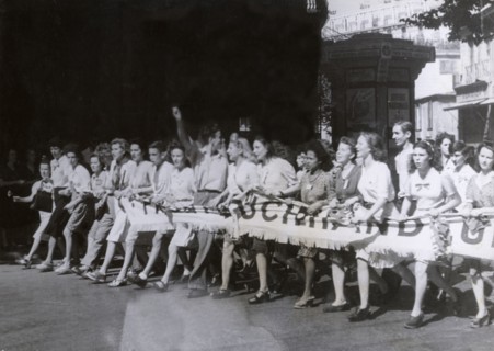 Scène de liesse populaire à la Libération (août 1944)