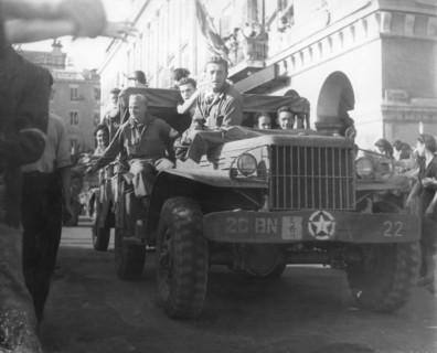 Scène de liesse populaire à la libération de Paris (août 1944)
