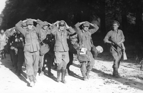 Reddition d'une unité allemande à la Libération de Paris, près du jardin du Luxembourg (août 1944)