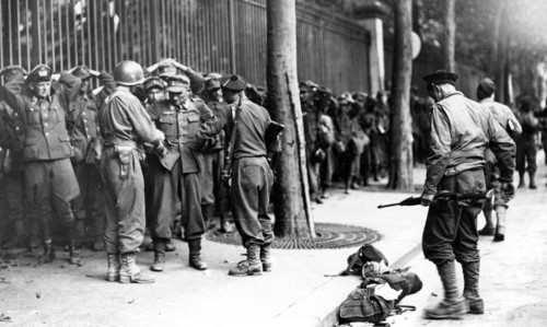 Reddition d'une unité allemande à la Libération, devant le jardin du Luxembourg (août 1944)