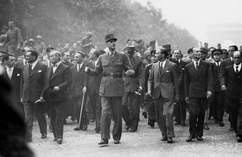Le général de Gaulle descend les Champs-Elysées, lors de la Libération de Paris (août 1944)
