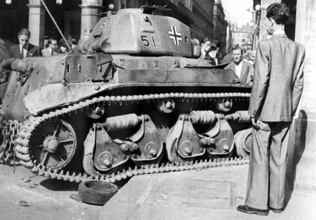 Un char allemand détruit, lors de la Libération de Paris (août 1944)
