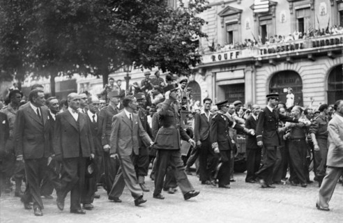 Lé général de Gaulle descend les Champs-Elysées, lors de la Libération de Paris (août 1944)