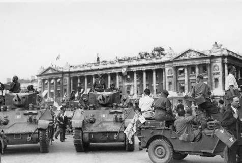 Véhicules blindés lors de la Libération de Paris, devant l'hôtel de Crillon (août 1944)