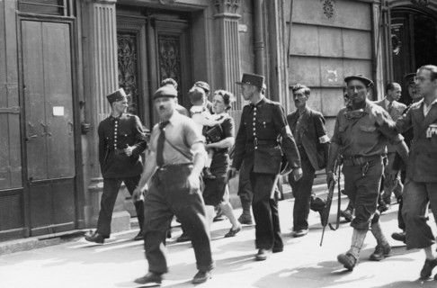 Civils et miliaires dans les rues de Paris lors de la Libération (août 1944)