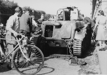 Un véhicule blindé détruit, dans les rues de Paris, lors de la Libération (août 1944)