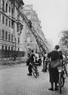 Intervention des pompiers lors de l'incendie du ministère des Affaires Etrangères à Paris, à la Libération (août 1944)