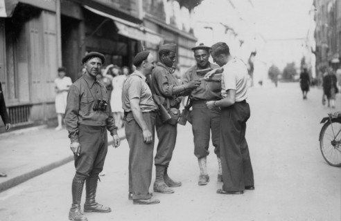 A group of French patriots in the streets of Paris, at the Liberation (August 1944)
(August 1944)