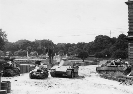 Chars dans le jardin du Luxembourg à Paris, à côté du Palais du Sénat, lors de la Libération (août 1944)