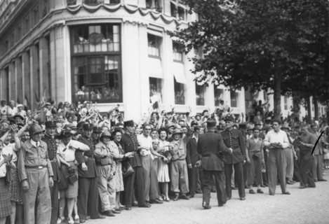 Scène de liesse populaire sur les Champs-Elysées à Paris, lors de la Libération (août 1944)