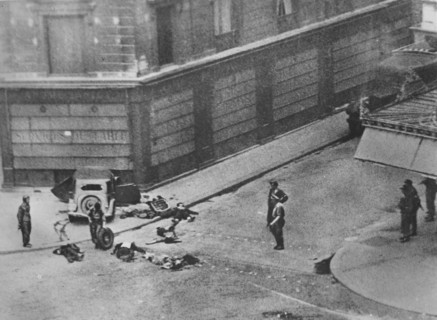 Arrest of members of the F.F.I. by the Germans, during the Liberation of Paris (August 1944)