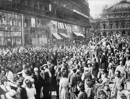 Prisonniers allemands défilant sur l'avenue de l'Opéra à Paris, lors de la Libération (août 1944)