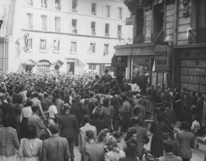 Scène de liesse populaire lors de la libération de Paris (août 1944)