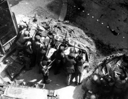 Membres des F.F.I. derrière une barricade, lors de la Libération de Paris (août 1944)