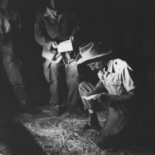 Les Forces françaises lors d'une opération militaire pendant la Guerre d'Algérie (1956)