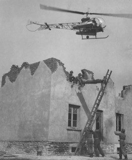 Démonstration de défense civile pendant la Guerre d'Algérie (1956)