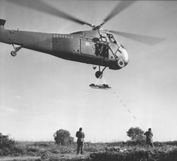 Démonstration de sauvetage d'un blessé pendant la Guerre d'Algérie (1959)