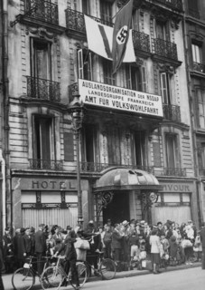 Germans living in France going back home (1941)