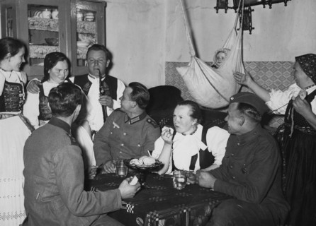 Scène d'amitié entre soldats allemands et la population de Bohème-Moravie (1939)