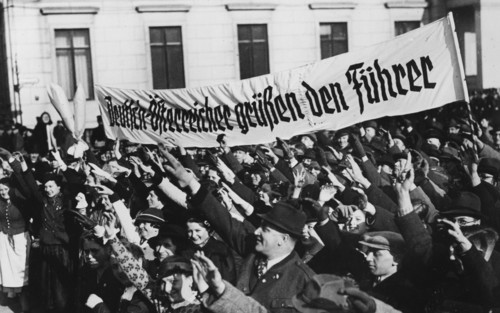 Les Autrichiens allemands rendent hommage au Führer (1938)