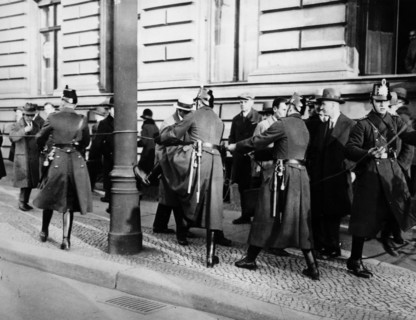 Riots in Berlin between policemen and communists (1930)