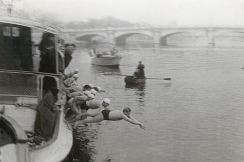 Une file de nageurs plonge d'un bateau