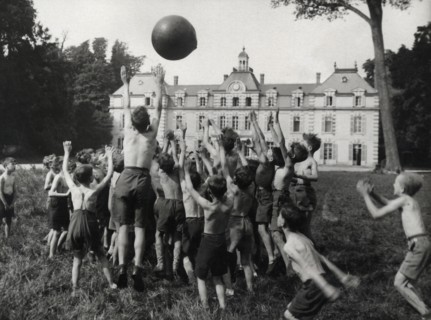 Enfants en colonie de vacances jouant au ballon