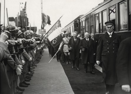 Doumergue passant en revue la garde d'honneur, 1927