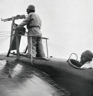 Air artilliary on an airplane in 1914-1918