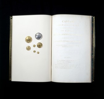 Livret de chant et médailles