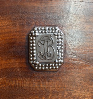 Coffret à bijoux sur pieds ayant appartenu à l'Impératrice Joséphine. Détail de la plaque cachant la serrure.
