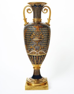 Manufacture de Sèvres, Vase fuseau avec le portrait de l'Empereur en costume du Sacre, verso