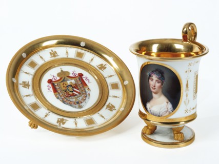 Porcelaine de Paris (Manufacture de Nast d'après une étiquette collée sous la tasse) ou Manufacture des Ginori à Doccia (Toscane), Tasse et soucoupe