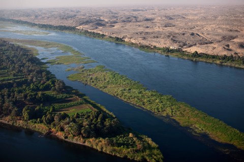 Vue aérienne du Nil entre Louxor et Assouan
