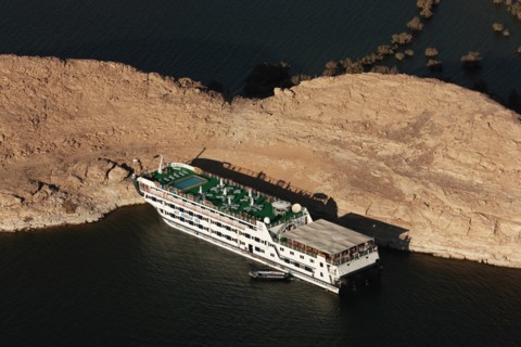 Bateau de croisière accostant près du temple de Derr