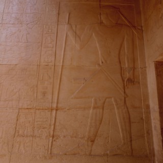 Saqqarah, mastaba de Kagemni, le maître de la tombe recevant les offrandes muni du bâton et du sceptre de consécration des offrandes