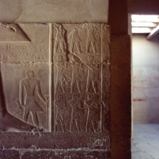 Saqqarah, mastaba de la princesse Idout, enfant porteur d’une tige fleurie et d’un oiseau